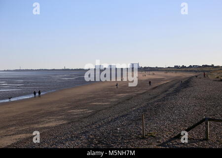 Die Spaziergänger am Strand von littlestone-on-Sea, Dungeness, Kent, England, Großbritannien, USA, UK, Europa Stockfoto