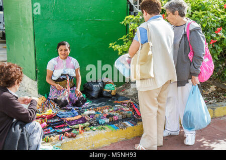 Cancun Mexiko, Mexikanischer Strand, Hotelzone, Avenida Kukulkan, hispanische Frauen, indigene Frauen, Straße, Bürgersteig, Verkäufer, Stände Stand, Shop Stockfoto