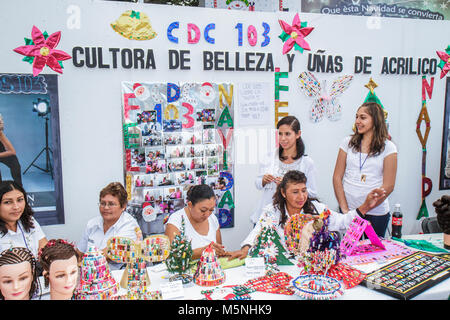 Cancun Mexiko, Mexikanisch, Avenida Tulum, Palacio Municipal, Rathaus, Gebäude, Weihnachten, gemeinschaftliche Erwachsenenbildung, al Training, Schönheitsschule, Kosmetologie, Stu Stockfoto