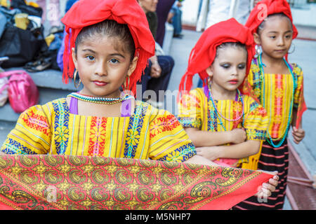 Cancun Mexiko, Mexikanisch, Avenida Tulum, Palacio Municipal, Rathaus, Gebäude, Gemeinschaft Hispanic Mädchen, Youngster, weibliche Kinder Kinder Studenten Stockfoto