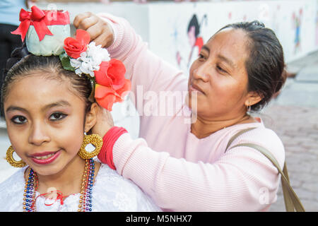 Cancun Mexiko, Mexikanisch, Avenida Tulum, Palacio Municipal, Rathaus, Gebäude, Gemeinschaft Hispanic ethnischen Mädchen Mädchen, weibliche Kinder Kinder Studenten, Co Stockfoto