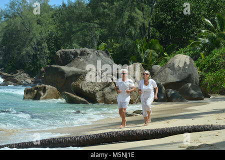 älteres Ehepaar auf Strand Stockfoto