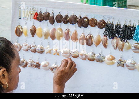 Cancun Mexiko, Mexikanisch, Mercado 28, Hispanic ethnische Frau weibliche Frauen, Einrichtung, Verkauf Souvenirs, Geschenke, Shopping Shopper Shopper Shop Geschäfte Markt ma Stockfoto