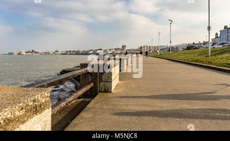 Ein Blick auf die Promenade an der Scotsman Bay, Dun Laoghaire, Dublin. Stockfoto