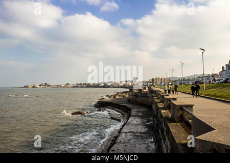 Ein Blick auf die Promenade an der Scotsman Bay, Dun Laoghaire, Dublin. Stockfoto