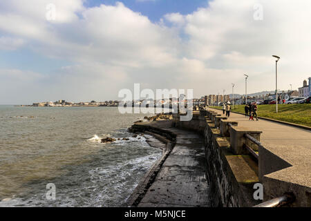 Ein Blick auf die Promenade an der Scotsman Bay, Dun Laoghaire, Dublin. Stockfoto