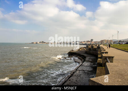 Ein Blick auf die Promenade an der Scotsman Bay, Dun Laoghaire, Dublin. Stockfoto