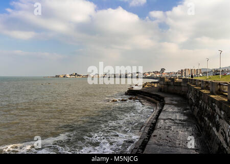 Ein Blick auf die Promenade an der Scotsman Bay, Dun Laoghaire, Dublin. Stockfoto