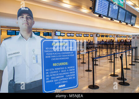 Cancun Mexiko, Mexikanisch, Cancun International Airport, Luftfahrt, Anti-Terrorismus, Sicherheitskontrolle, lebensgroßer Ausschnitt, Offizier, Schild, Erinnerung, verbotene Gegenstände Stockfoto