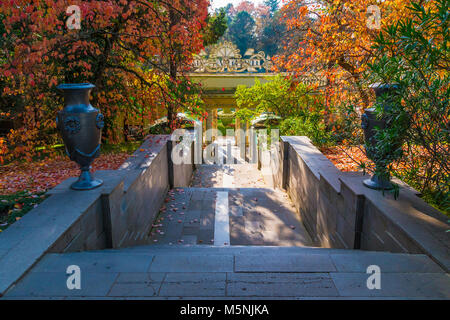 Sochi, Russland - November 17, 2017: Treppe mit Vasen zwischen verschiedenfarbige Bäume im Arboretum im sonnigen Herbsttag Stockfoto