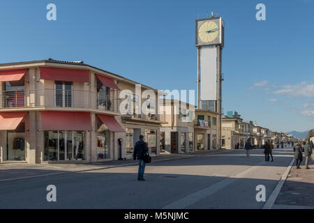 Nachmittag Licht auf der Strandpromenade und der Turm in Pisa, Lucca, Toskana, Italien Stockfoto