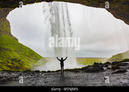 Frau mit erhobenen Armen Vor Der Seljalandsfoss Stockfoto