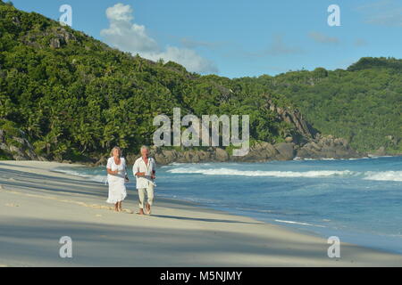 älteres Ehepaar auf Strand Stockfoto