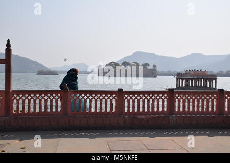 Indische Frau entlang Mann Sagar See in Jaipur, Rajasthan - Indien Stockfoto