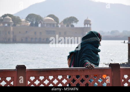 Indische Frau entlang Mann Sagar See in Jaipur, Rajasthan - Indien Stockfoto