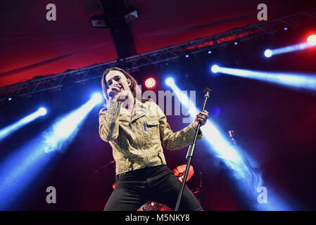 Neapel, Italien. 24 Feb, 2018. Damiano David Frontmann der Maneskin führt live auf der Bühne im Casa della Musica in Napoli Credit: Paola Visone/Pacific Press/Alamy leben Nachrichten Stockfoto