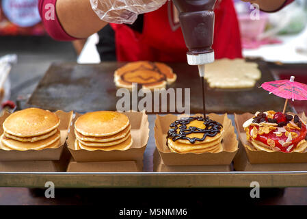 Thailand Street Food vendor vorbereiten und Dekorieren gefüllte Pfannkuchen. Von amerikanische Pfannkuchen abgeleitet. 1 von 4 Stockfoto