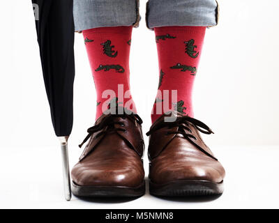 Männer Beine in hellen, lustige Socken und schicke Schuhe in der Nähe von dem Dach Stockfoto