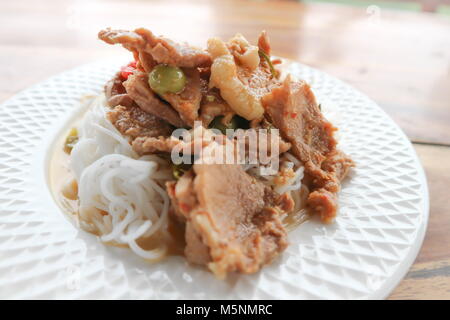 Curry mit Schweinefleisch und Nudeln oder Thai Food Stockfoto