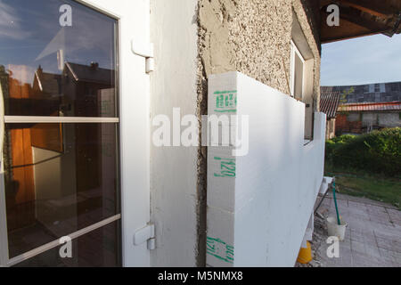 Gebäudedämmung - Closeup Fassade Polystyrol zu verankern. Stockfoto