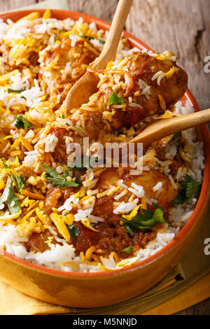 Spicy Hot Chicken dum Biryani close-up in Teller am Tisch. Vertikale Stockfoto