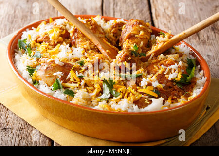 Indisches Essen: Hühnchen dum Biryani close-up in einer Schale auf dem Tisch. Horizontale Stockfoto