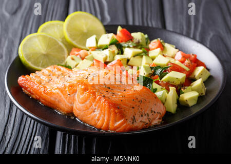 Organische essen: gebackene wilden Lachs Steaks und frischem Gemüse Salat closeup auf einem Teller. Horizontale Stockfoto