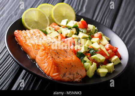 Würzige gebackenen Lachs Steaks und frischem Gemüse Salat close-up auf einem Teller. Horizontale Stockfoto