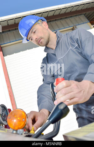 Arbeiter Arbeiten an Maschinen in der Metallindustrie Stockfoto