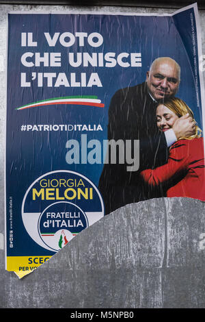 Wahlplakate in Italien der Fratelli d'Italia-Partei mit Meloni und Crosetto zusammen. Stockfoto