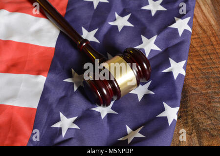 Holz- Hammer auf die Vereinigten Staaten von Amerika Flagge Stockfoto