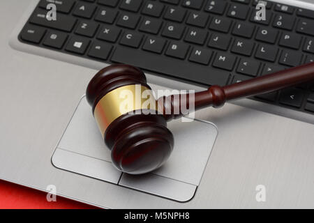 Online Auktion Holz- Hammer auf dem Computer Tastatur Stockfoto