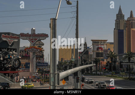 Blick auf die verschiedenen Casinos und Hotels am Las Vegas Strip unter einem strahlend blauen Himmel in Nevada, USA Stockfoto