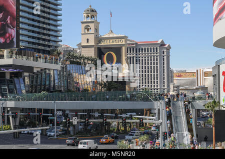 Blick auf die verschiedenen Casinos und Hotels am Las Vegas Strip unter einem strahlend blauen Himmel in Nevada, USA Stockfoto