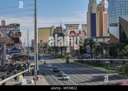 Blick auf die verschiedenen Casinos und Hotels am Las Vegas Strip unter einem strahlend blauen Himmel in Nevada, USA Stockfoto