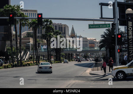 Blick auf die verschiedenen Casinos und Hotels am Las Vegas Strip unter einem strahlend blauen Himmel in Nevada, USA Stockfoto