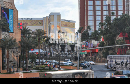 Blick auf die verschiedenen Casinos und Hotels am Las Vegas Strip unter einem strahlend blauen Himmel in Nevada, USA Stockfoto