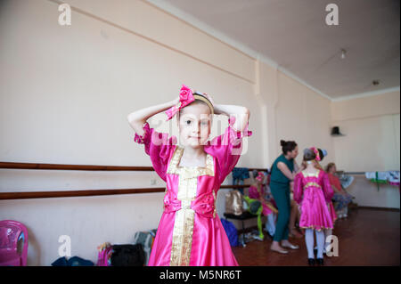 Schöne Mädchen in Russischer Tracht an der Schule Tanz Stockfoto