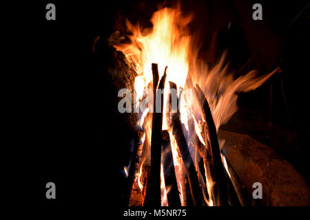 Bonefire heißen roten Holzkohlen auf schwarzem Hintergrund Stockfoto