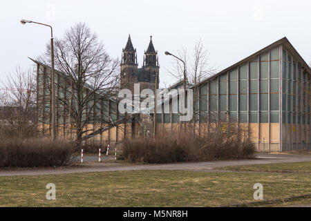 Magdeburg, Deutschland - 25. Februar 2018: Ansicht der Hyparschale und der Magdeburger Dom. Stockfoto