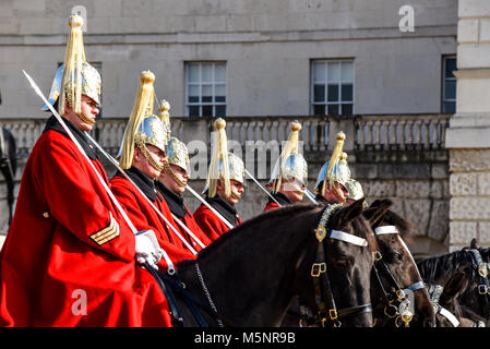 Ändern des Schutzes, Horse Guards Parade, London. Rettungsschwimmer Household Cavalry montiert Soldaten in den zeremoniellen Winter Dress. Pferde Stockfoto