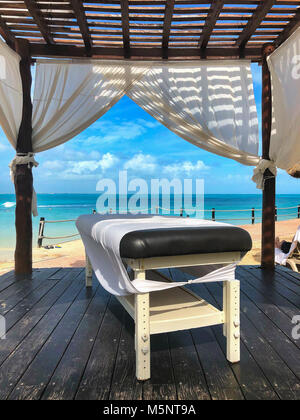 Am Strand in Cancun Cancun, einer mexikanischen Stadt an der Yucatan Halbinsel grenzt an die Karibik, ist für seine Strände, zahlreiche Resorts und Nacht bekannt Stockfoto