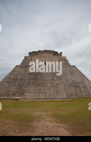 Majestätische Ruinen in Uxmal, Mexiko. Uxmal ist eine alte Maya Stadt der klassischen Periode im heutigen Mexiko. Stockfoto