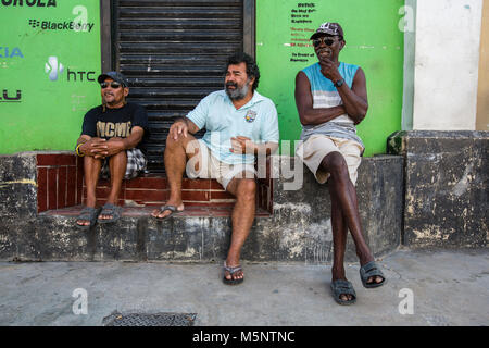 Die Einheimischen hängen in Belize City in der Nähe des Swing Bridge Stockfoto