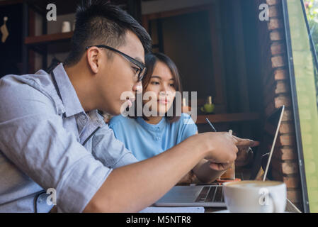 Geschäftsmann erklären, über neue Ideen zu workmate Stockfoto