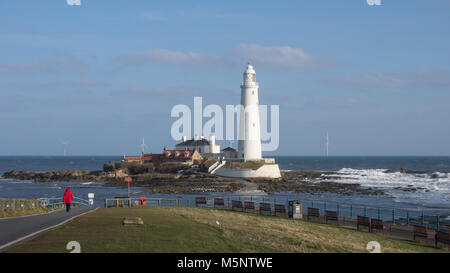 St Mary's Island, Whitley Bay, Northumberland, einen hellen und windigen Winter morgen. Der Leuchtturm. Stockfoto