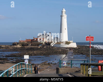 St Mary's Island, Whitley Bay, Northumberland, einen hellen und windigen Winter morgen. Der Leuchtturm. Stockfoto