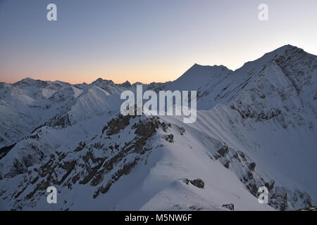 Blick vom Gipfel des Tauberspitze (Lechtaler Alpen) nach Sonnenuntergang an einem kalten Wintertag. Tirol, Österreich Stockfoto