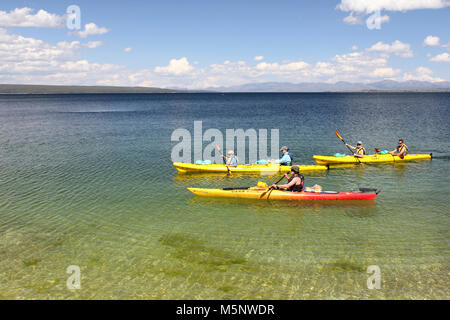 YELLOWSTONE NATIONAL PARK, Wyoming, USA - April 4, 2010: Touristen in Kajaks Paddel in die West Thumb Geyser Basin, am Ufer des Lake Yellowstone. Stockfoto