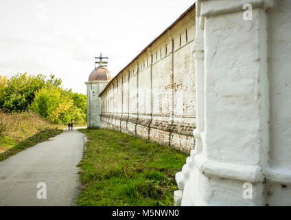 Festung Wand der alten Sven Kloster in Russland, in Brjansk. Touristen zu Fuß entlang der Straße, die entlang der Wand. Stockfoto